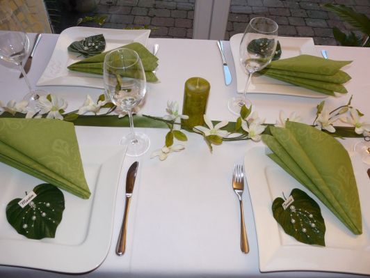 Mustertisch 4 in GRÜN von Tischdeko-online - Grünes Blatt mit Perlen als Gastgeschenk, Servietten und tollen Kerzen.